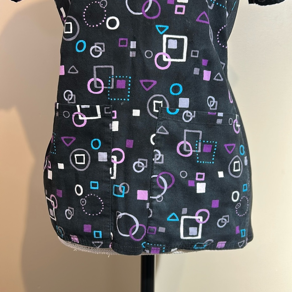 Geometric Pattern Scrub Top - Picture 7 of 8